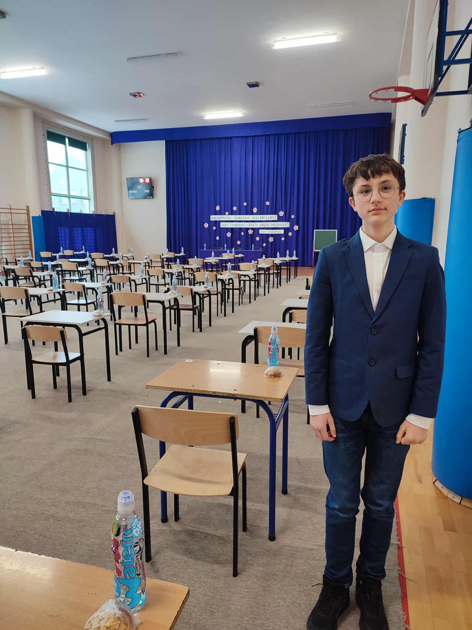 Chłopak stojący w sali 