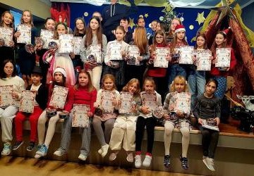 Szkolny koncert anglojęzycznej piosenki świątecznej „Christmas Melodies”