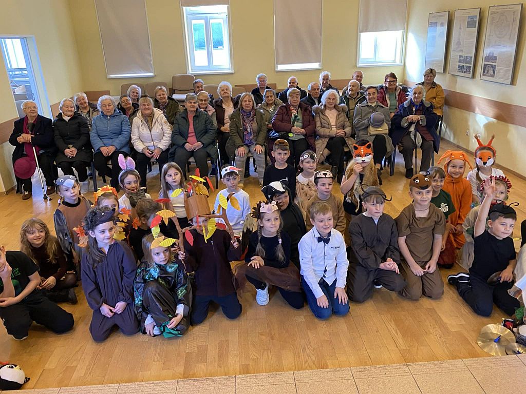 Seniorzy na widowni podczas przedstawienia pt. „Bal jesieni”