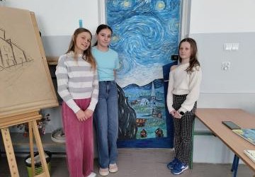Uczennice klasy 6a ożywiły „Gwieździstą noc” van Gogha