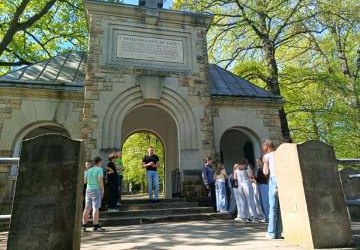 Lekcja historii na cmentarzu wojennym nr 91