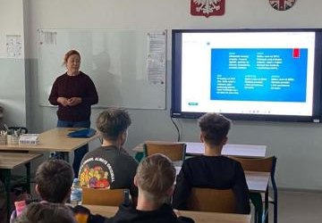 Uczniowie klasy 7b w projekcie eTwinning – pomagamy bezdomnym zwierzętom