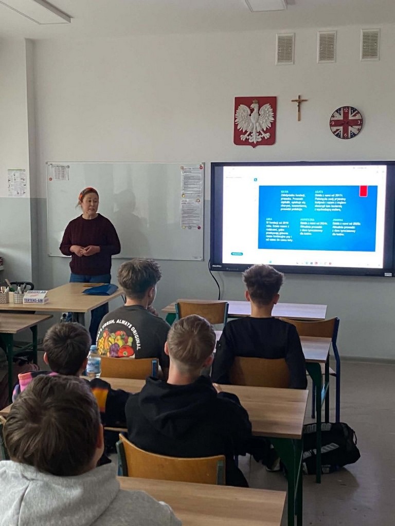 Uczniowie klasy 7b w projekcie eTwinning – pomagamy bezdomnym zwierzętom